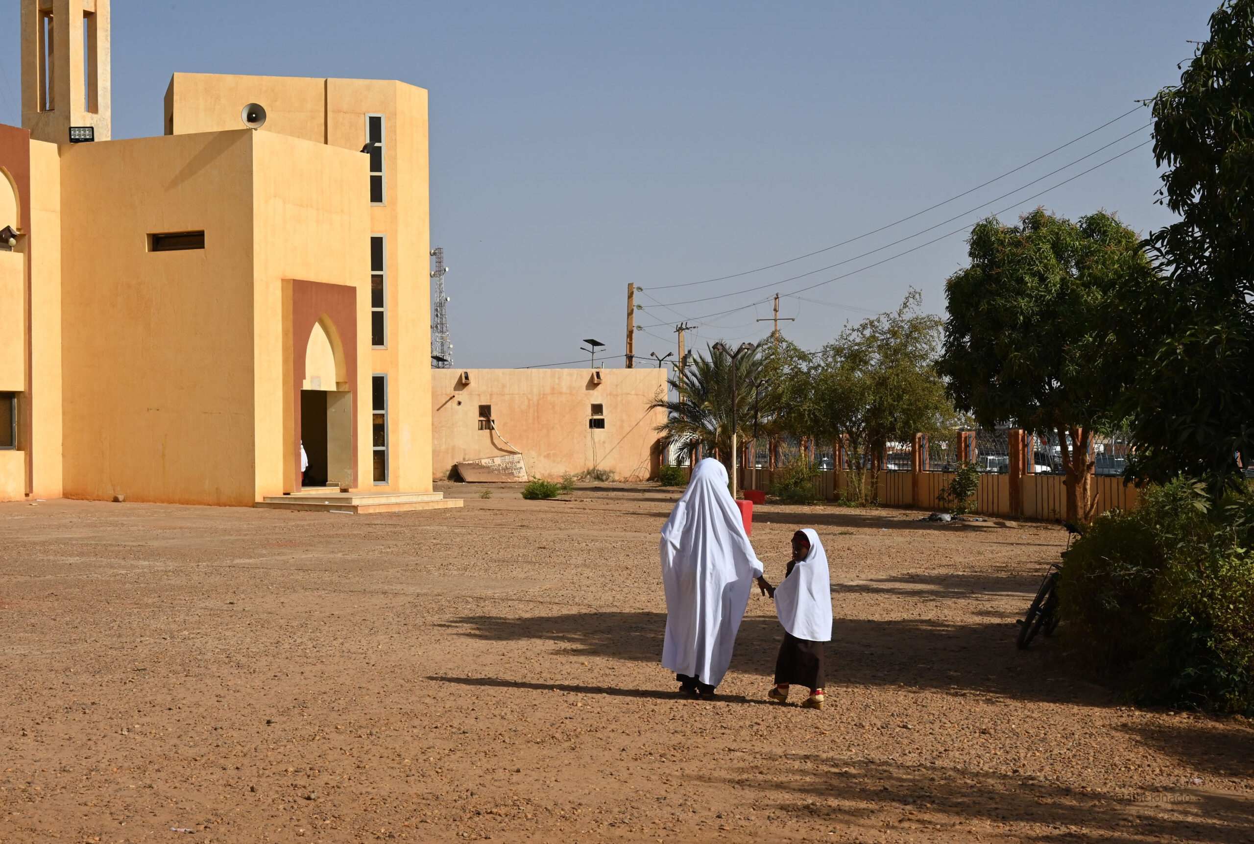 Niger 🇳🇪, busy city, temples, arid life, street markets, monuments, heat